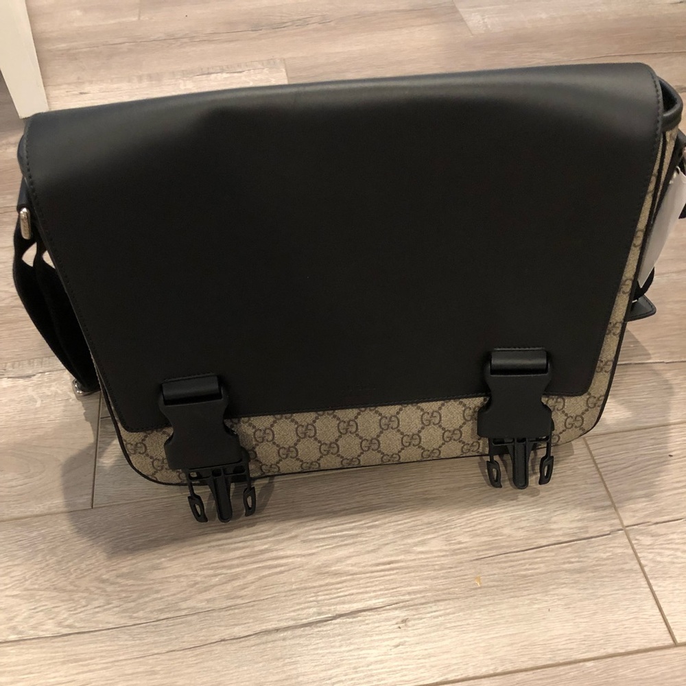 Gucci GG Supreme Canvas Medium Messenger Bag.